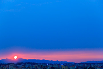 城市 遠山 夕陽西下