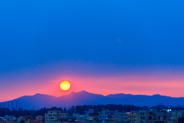 城市 遠山 夕陽西下