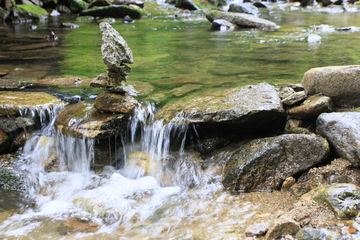 溪水 石头