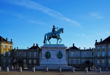 广场中的骑士雕塑