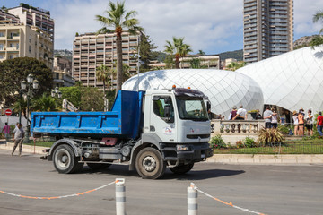 汽车 卡车 行驶在街道上的车