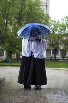 打雨伞的女孩