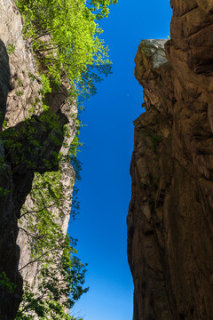 辽宁丹东五龙山高山悬崖峭壁风光