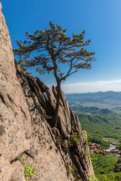 辽宁丹东五龙山高山悬崖峭壁风光