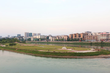 沿江江景