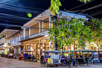 柬埔寨暹粒酒吧街夜市嘟嘟车