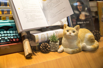 书架上的小猫摆件