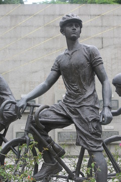 骑单车雕像