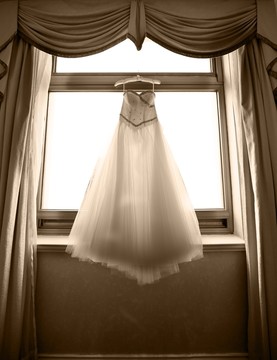 挂在窗前的婚纱