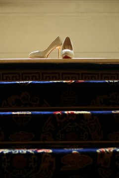 台阶上的高跟鞋