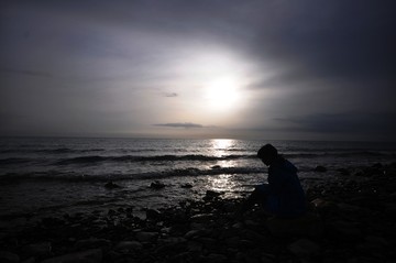 青海湖日出美女剪影