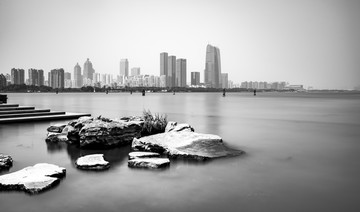 苏州金鸡湖黑白照片