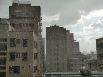 暴雨 乌云 暴雨中的小区