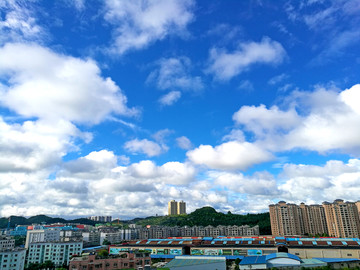 蓝天白云城市