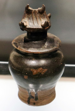 南宋元茶洋窑酱印纹瓷盖罐