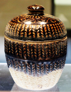 南宋元茶洋窑酱印纹瓷盖罐