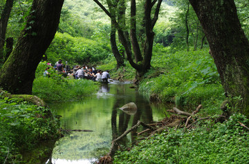 溪流边野餐的户外徒步者