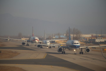 机场跑道飞机排队