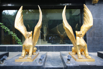 金色古兽雕塑
