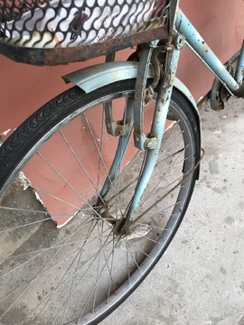 破旧自行车