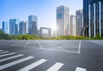 道路沥青路面和深圳CBD建筑景