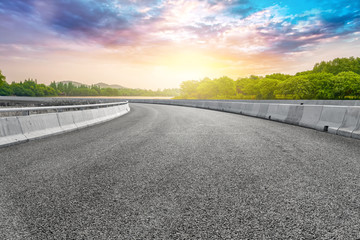 公路路面和天空景观