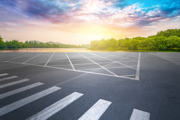 公路路面和天空景观