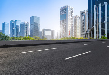 柏油马路和城市建筑群