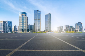 柏油马路和城市建筑群