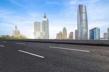 柏油马路和城市建筑群