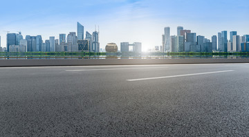 公路路面和城市建筑群