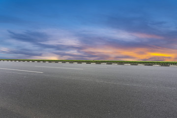 晚霞下的城市道路沥青路面