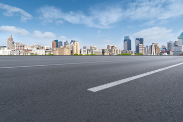 城市道路和上海外滩建筑