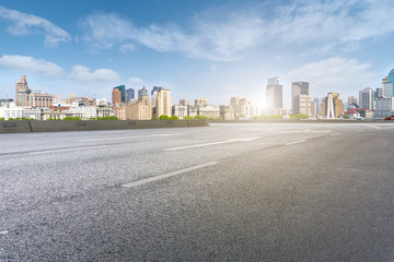 城市道路和上海外滩建筑