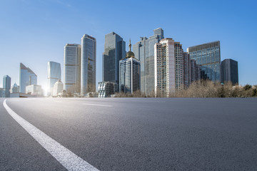 城市道路沥青路面和青岛摩天大楼