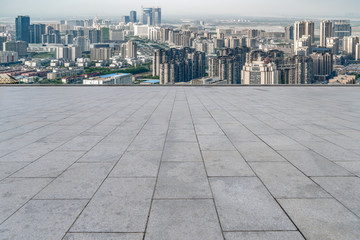 公路路面和城市建筑群