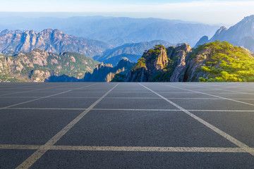 远山山林和城市道路沥青路面