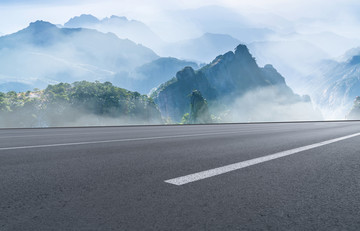 公路路面和自然山水风景