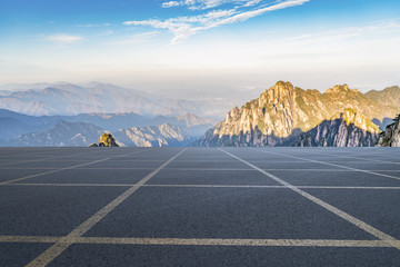 城市道路沥青路面和远山