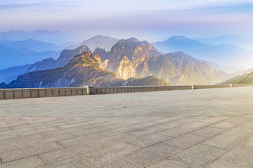 城市广场地面和远山