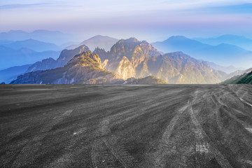 城市道路沥青路面和远山