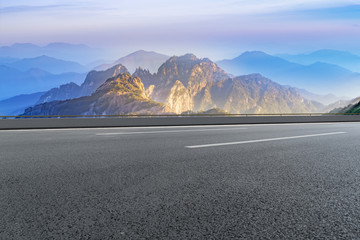 城市道路沥青路面和远山