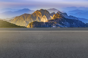 城市道路沥青路面和远山