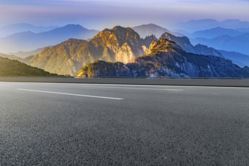 城市道路沥青路面和远山