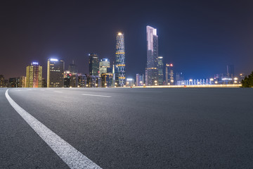 城市道路沥青路面和广州建筑夜景