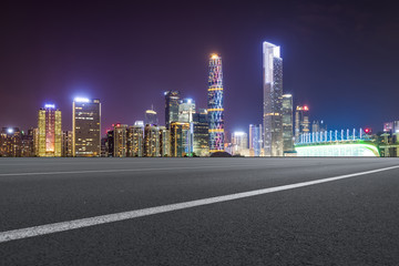 城市道路沥青路面和广州建筑夜景