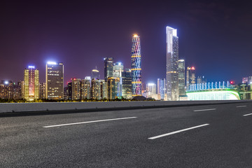 城市道路沥青路面和广州建筑夜景