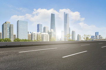 城市道路沥青路面和广州建筑景观