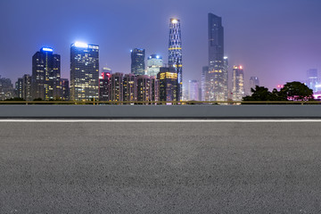 城市道路沥青路面和广州建筑群