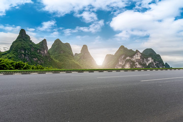 城市广场道路路面和远山景观